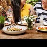 diversity-women-group-hanging-eating-together-concept-H5YYFW 